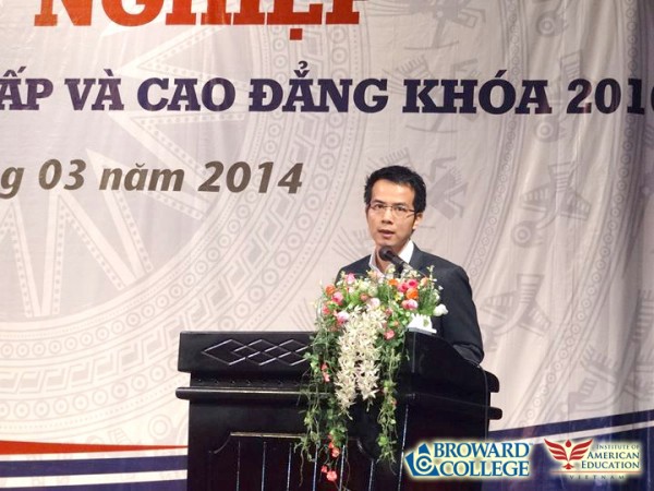 TS Trần Vinh Dự đọc diễn văn tại trường CĐ Nghề Việt Mỹ